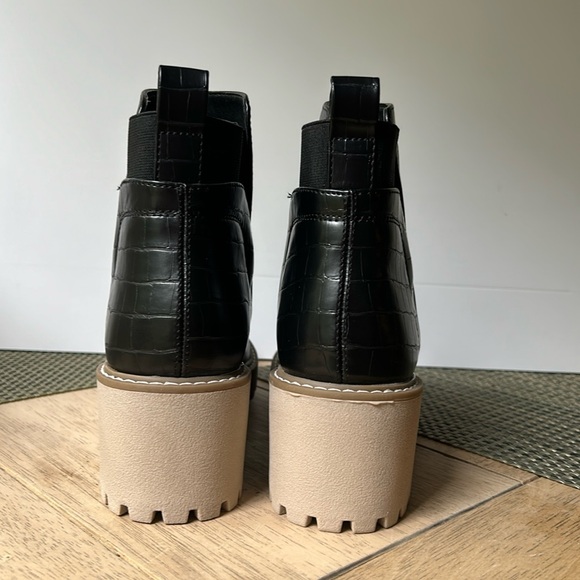 NWOT ! DOLCE VITA Black Faux Leather Pull on Boots w/ faux crock heel cap - Picture 4 of 12